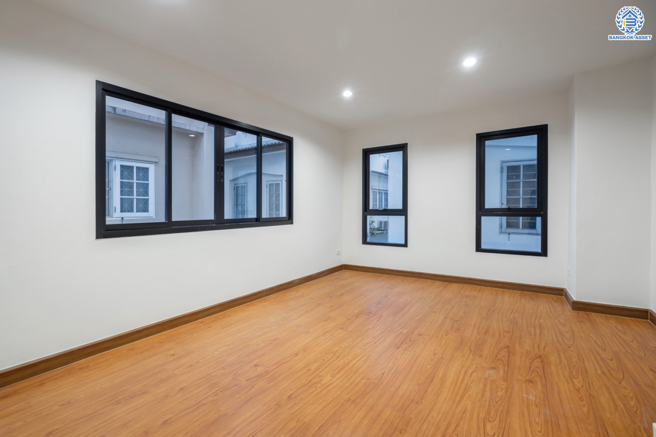 ทาวน์เฮ้าส์มือสองนนทบุรี ม.สรานนท์ ติวานนท์-ปากเกร็ด ทาวน์เฮ้าส์ 3ชั้นครึ่ง หลังมุม เนื้อที่ 26 ตร.ว. ฟังก์ชัน 4 ห้องนอน 3 ห้องน้ำ จอดรถได้ 1 คัน พร้อม Living Room กว้างขวาง บนทำเลติดถนนติวานนท์ ใกล้เซ็นทรัลแจ้งวัฒนะ รถไฟฟ้าสายสีชมพู "สถานีปากเกร็ด" และทางด่วน "ศรีรัช"...